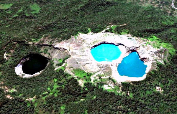 Три разноцветных озера на вулкане Келимуту