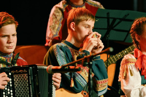 Я это умею, серьёзно — играть на балалайке